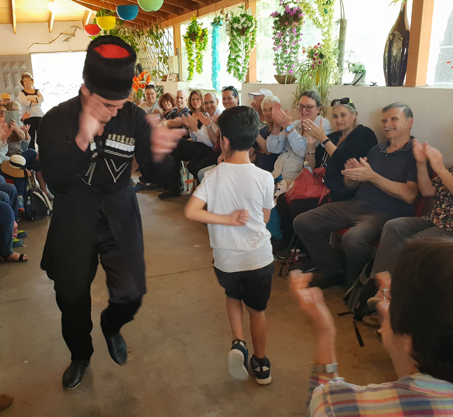 ריחניה ריקוד עממי צ'רקסי במסגרת טיולים לזוגות טיולים פתוחים וסיורי הכפרים של Omri-travel