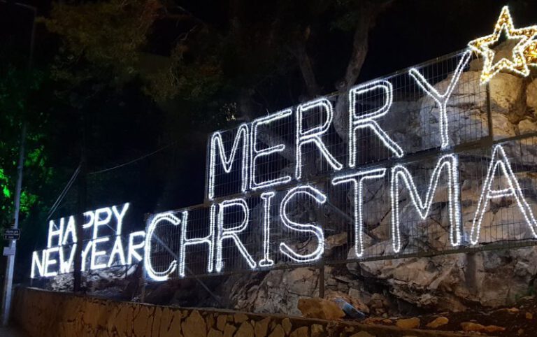 כתובת מוארת לשנה החדשה וכריסמס