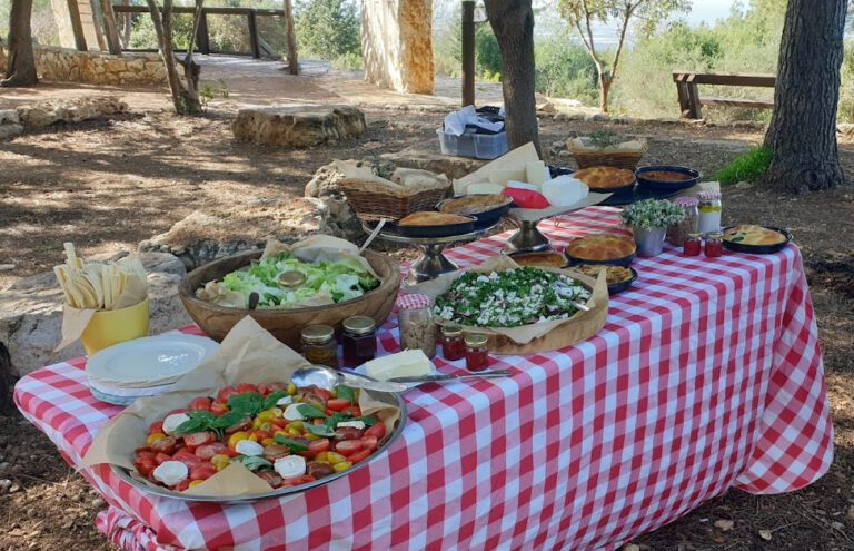 שולחן ערוך עם מפה אדומה לפריסה לאירוע יומהולת למשפחה מפארק גורן